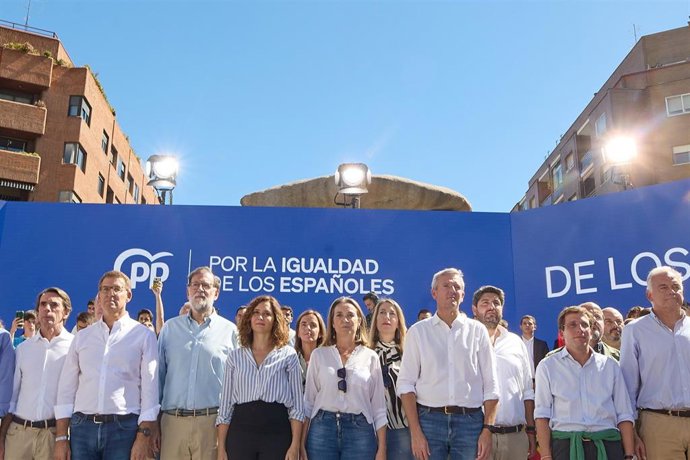 Foto de familia del PP durante la manifestación organizada por el PP, en la plaza de Felipe II, a 24 de septiembre de 2023, en Madrid (España). Bajo el lema A la calle contra la amnistía, el referéndum y contra aquellos que quieren destruir nuestro Est