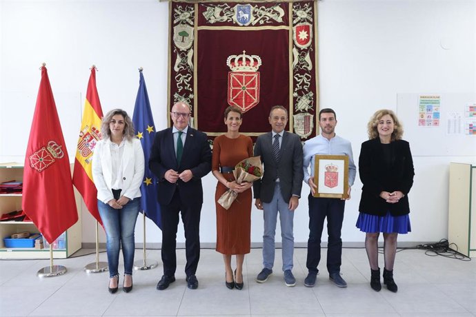La presidenta Chivite acompañada del vicepresidente segundo del Parlamento, Sánchez de Muniáin, el consejero Gimeno, la alcaldesa de Allo, Susana Castenera, y el director del centro Antonio Carmona
