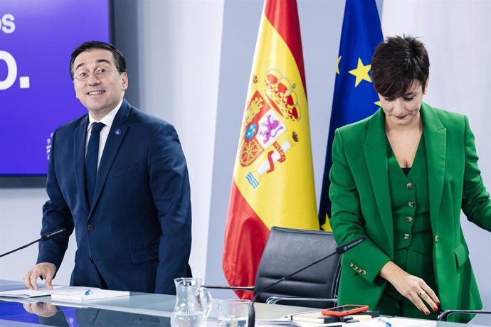 El ministro de Asuntos Exteriores, Unión Europea y Cooperación en funciones, José Manuel Albares, y la ministra Portavoz y de Política Territorial en funciones, Isabel Rodríguez, a su llegada a una rueda de prensa posterior a la reunión del Consejo de M