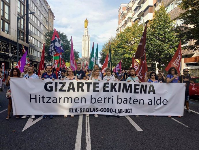 Manifestación de sindicatos de la red concertada vasca en Bilbao en huelga por su convenio