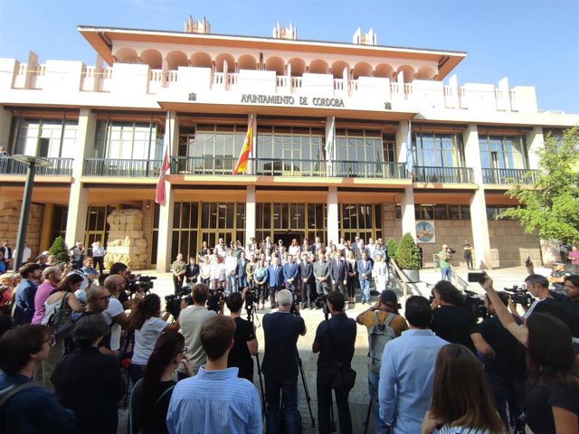 Minuto de silencio en las puertas del Ayuntamiento de Córdoba en memoria de Álvaro Prieto.