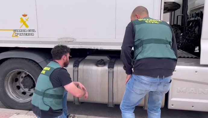 Archivo - Agentes de la Guardia Civil supervisan un camión.