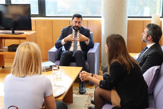 El portavoz del PP en la Asamblea de Madrid, Carlos Díaz-Pache, reúne con el ministro consejero de la Embajada de Israel, Dan Poraz.