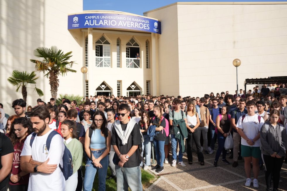 Estudiantes y compañeros de Álvaro Prieto guardan un minuto de silencio a las puertas del Aulario Averroes, en el Campus de Rabanales.