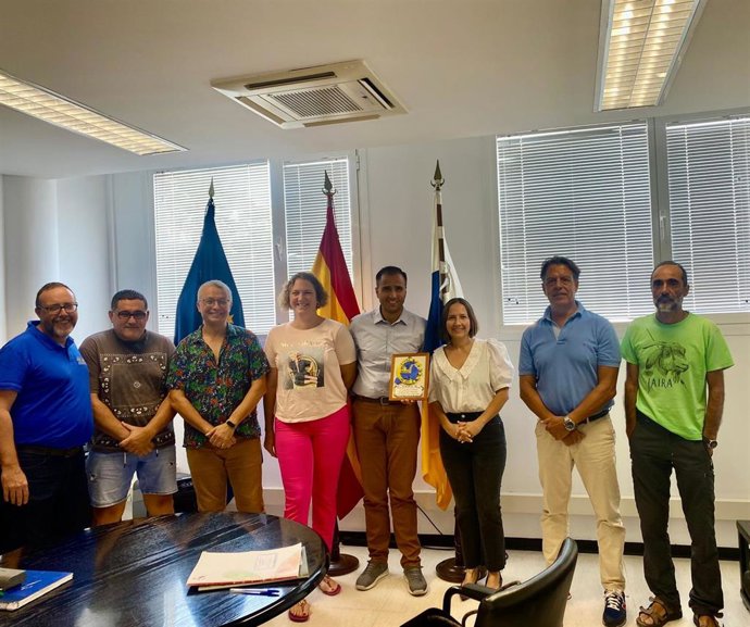 La directora general de Deportes Autóctonos, Lorena Hernández (c), durante una reunión de la AEJDT