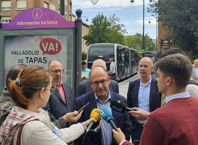 Vélez atiende a los medios de comunicación.