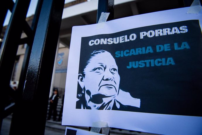 Archivo - Imagen de un cartel con una frase en contra de la fiscal general guatemalteca, Consuelo Porras, durante las protestas. 