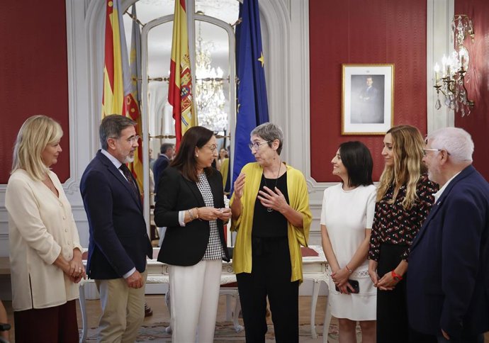 La presidenta del CVC, Dolors Pedrós, entrega la memoria de 2022 en Les Corts