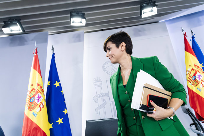 La ministra Portavoz y de Política Territorial en funciones, Isabel Rodríguez, tras una rueda de prensa posterior a la reunión del Consejo de Ministros, en el Palacio de La Moncloa, a 17 de octubre de 2023, en Madrid (España). 