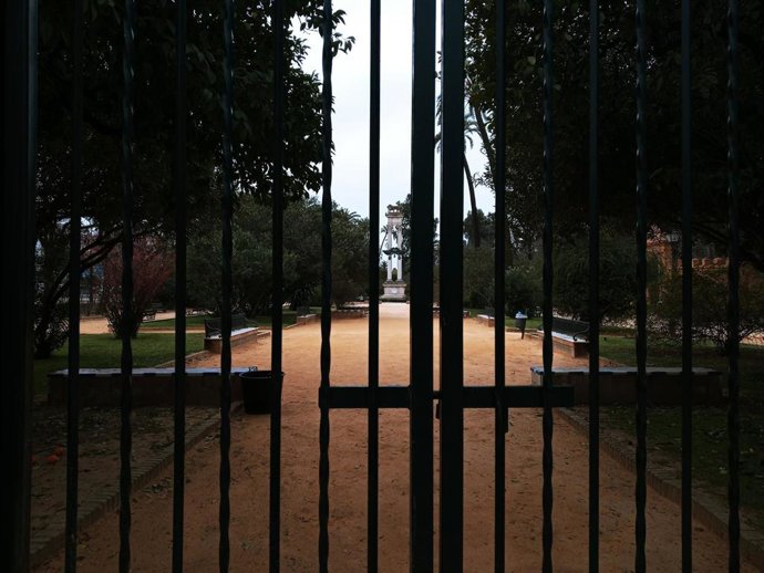 Archivo - Verja cerrada de los Jardines de Murillo, en una foto de archivo.