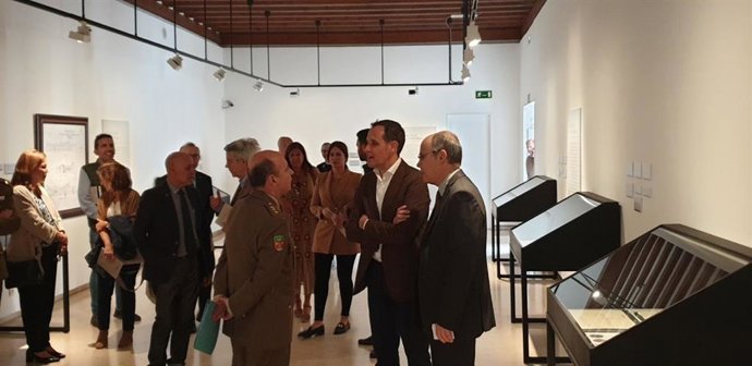 El presidente de la Diputación de Valladolid, Conrado Íscar, junto al coronel gobernador del Palacio Real, Carlos Hidalgo, y el comisario de la muestra, Ángel Laso, durante la presentación de 'El Rey nuestro vecino' en el Palacio de Pimentel