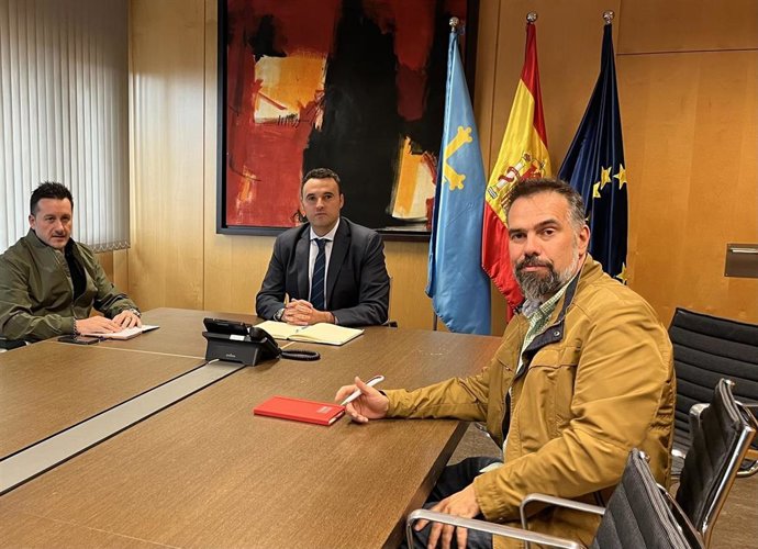 El secretario general de UGT de Asturias, Javier Lanero; el consejero de Hacienda y Fondos Europeos, Guillermo Peláez; y el secretario general de CCOO, José Manuel Zapico