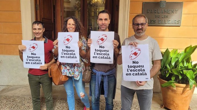 Representantes de STEI, en el Parlament con pancartas a favor del catalán en la escuela, con motivo del debate de una PNL de Vox sobre la libre elección de lengua.