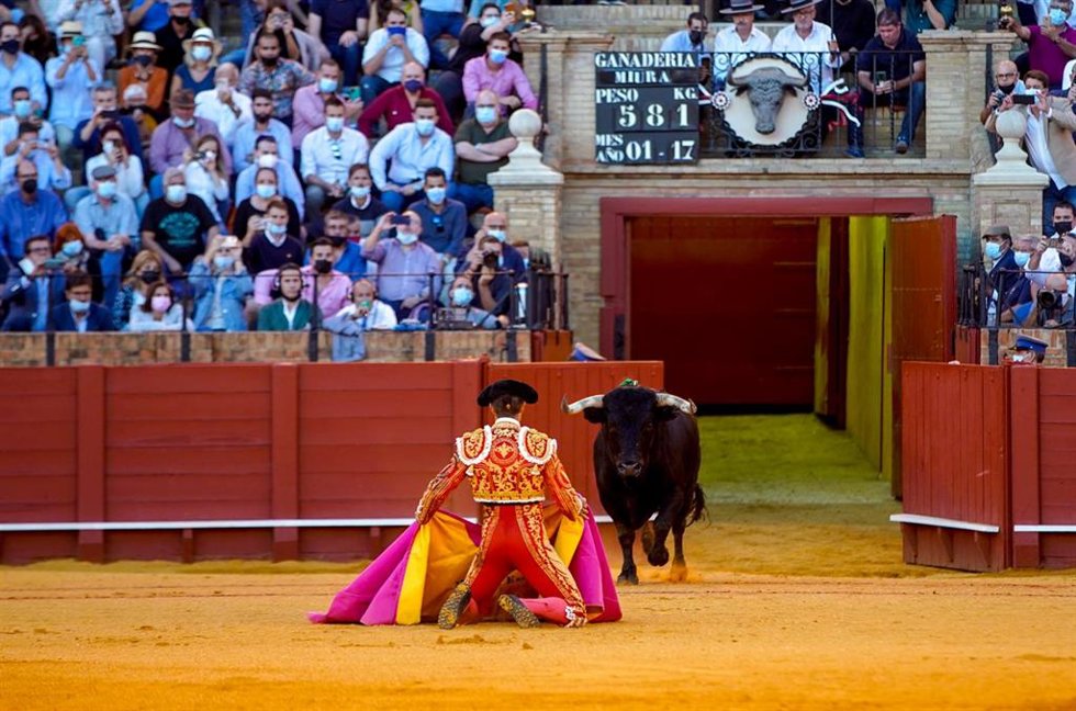 Archivo - El torero Manuel Escriba  recibe a su segundo toro a puerta gayola en el 14 festejo de la Feria de San Miguel en La Maestranza. 