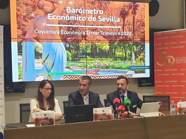 De izquierda a derecha, María del Carmen Delgado, directora adjunta del informe; Francisco J. Tato Jiménez, decano del Colegio de Economistas; y Manuel Alejandro Cardenete, director ejecutivo del Barómetro y catedrático de La Loyola Andalucía.