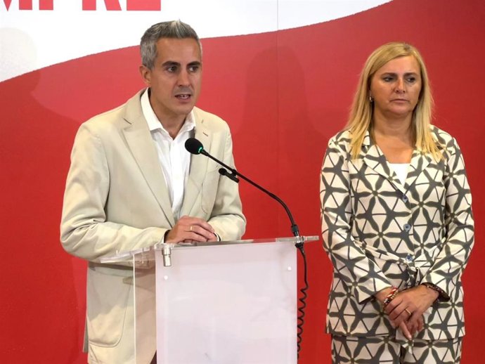 El secretario general del PSC-PSOE y portavoz parlamentario, Pablo Zuloaga, junto con Noelia Cobo