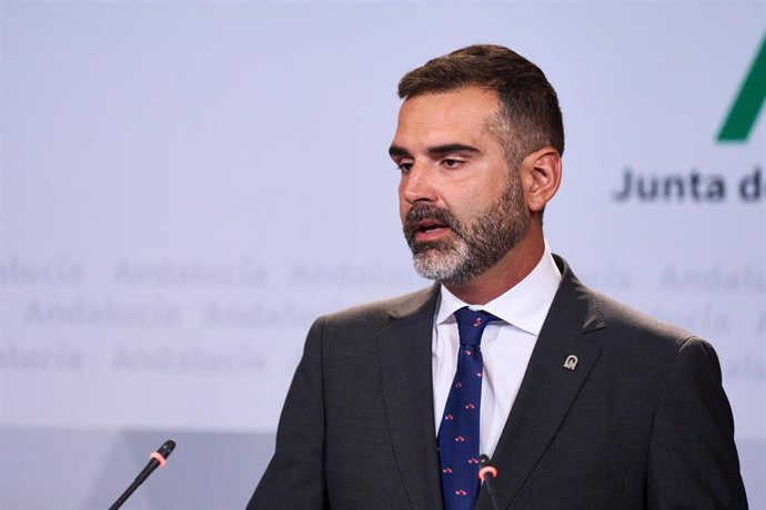 El consejero de Sostenibilidad, Medio Ambiente y Economía Azul de la Junta de Andalucía y portavoz del gobierno, Ramón Fernández-Pacheco, durante la Rueda de prensa posterior al Consejo de Gobierno de la Junta de Andalucía en el Palacio de San Telmo, a 