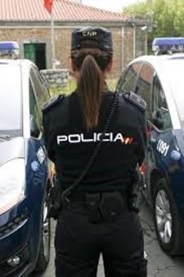 Archivo - Sucesos.- Detenida en Valladolid una mujer por amenazas y dos hombres por agredirla y seguirla hasta un centro de salud