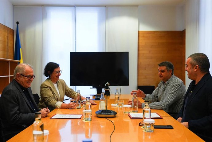 El tinent d'alcalde Jordi Valls i la regidora Raquel Gil amb el president del Gremi de Restauració, Salva Vendrell, i el seu director, Roger Pallarols