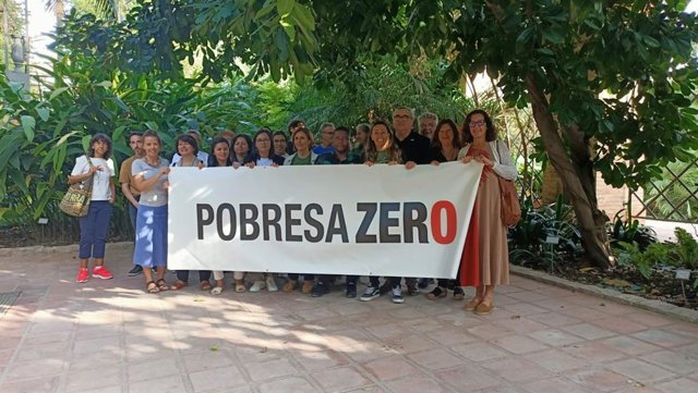 Representantes de Pobresa Zero tras presentar en València las acciones y demandas que plantean coincidiendo con el Día Internacional para la Erradicación de la Pobreza.