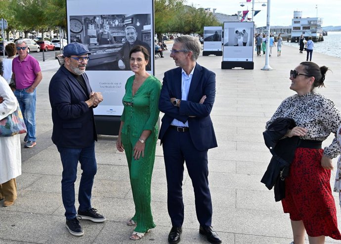 Inauguración de la exposición de Jesús Sánchez en el Paseo Marítimo de Santander.