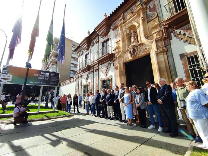 Concentración a las puertas de la Diputación de Córdoba en memoria de Álvaro Prieto, con las banderas a media asta.