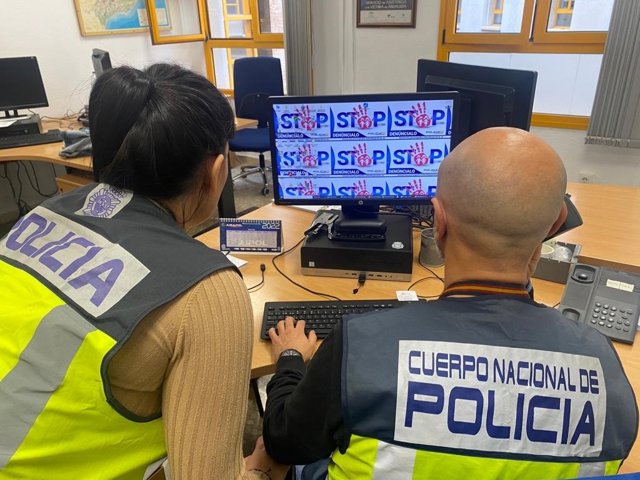 Nota De Prensa + Foto " La Policía Nacional Detiene En Málaga A Siete Menores Por Acosar En Redes Sociales A Un Compañero De Instituto "