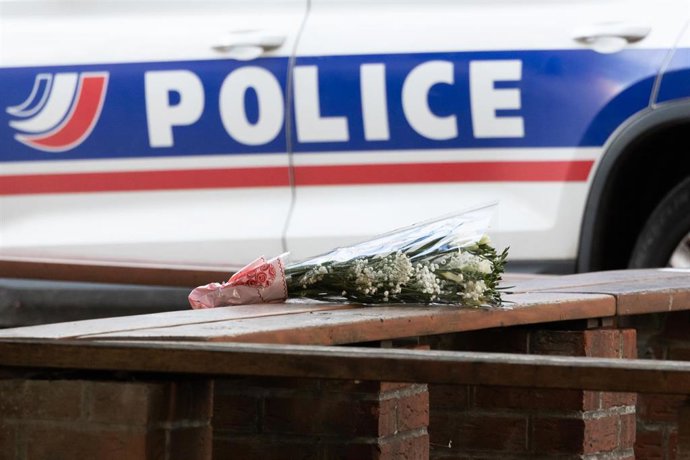 Homenaje tras el ataque con cuchillo en un instituto de Arrás, en el norte de Francia