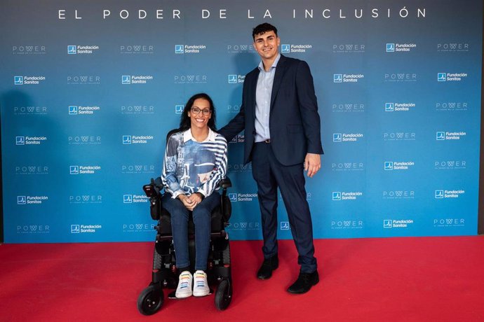 Teresa Perales junto a Ignacio Ortega durante la presentación de la serie documental 'Power' de Fundación Sanitas