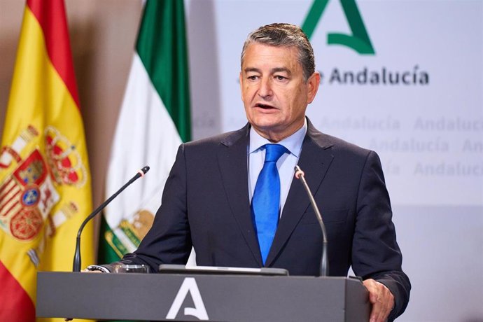 El consejero de Presidencia, Interior, Diálogo Social y Simplificación Administrativa de la Junta de Andalucía, Antonio Sanz, durante la Rueda de prensa posterior al Consejo de Gobierno de la Junta de Andalucía en el Palacio de San Telmo, a 17 de octubr