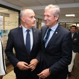 El presidente de la patronal de Pontevedra, Jorge Cebreiros (i), y el presidente de la Xunta, Alfonso Rueda (d), en un acto en Vigo.