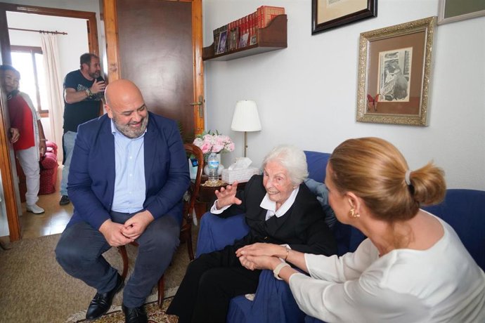 El alcalde de Palma, jaime Martínez, junto a maría mercedes Llinás Comany, la cumpleañera.