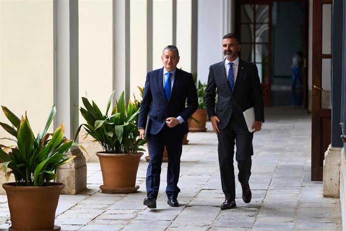 El consejero de Sostenibilidad, Medio Ambiente y Economía Azul de la Junta de Andalucía y portavoz del gobierno, Ramón Fernández-Pacheco, (d) junto al consejero de Presidencia, Interior, Diálogo Social y Simplificación Administrativa de la Junta de Anda