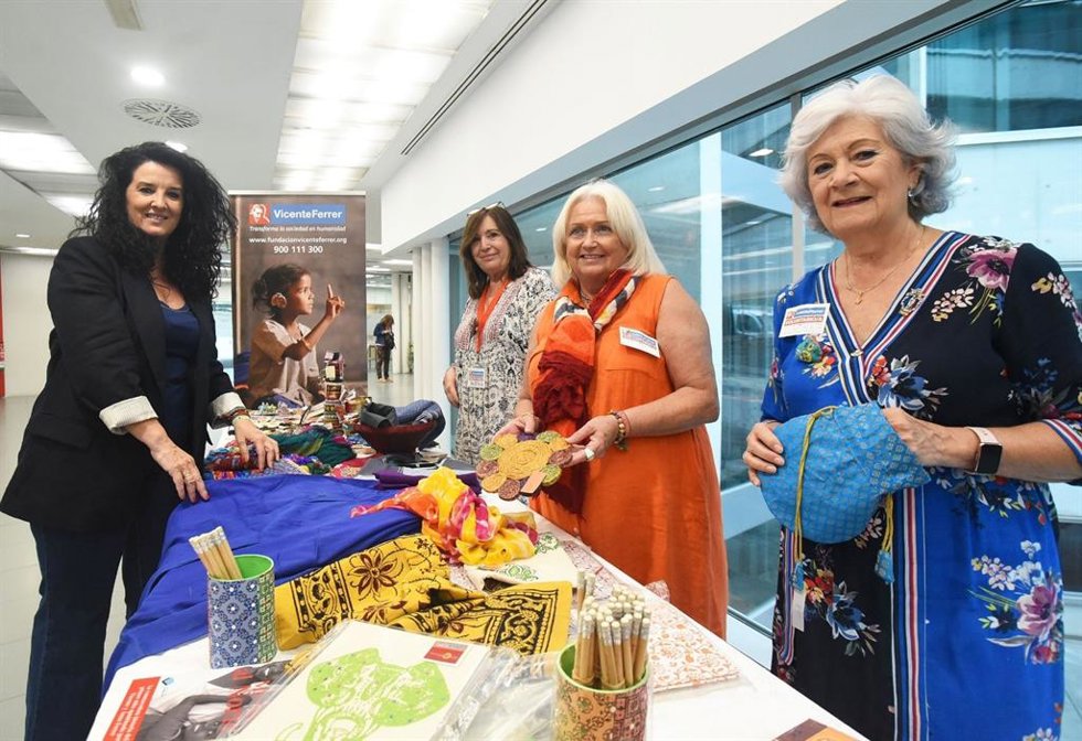 Mercadillo solidario de la Fundación Vicente Ferrer en la Diputación de Granada