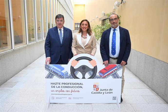 La consejera de Movilidad y Transformación Digital, María González Corral, tras la firma de sendos convenios de colaboración con los presidentes de Cotracyl y Fecylbus.