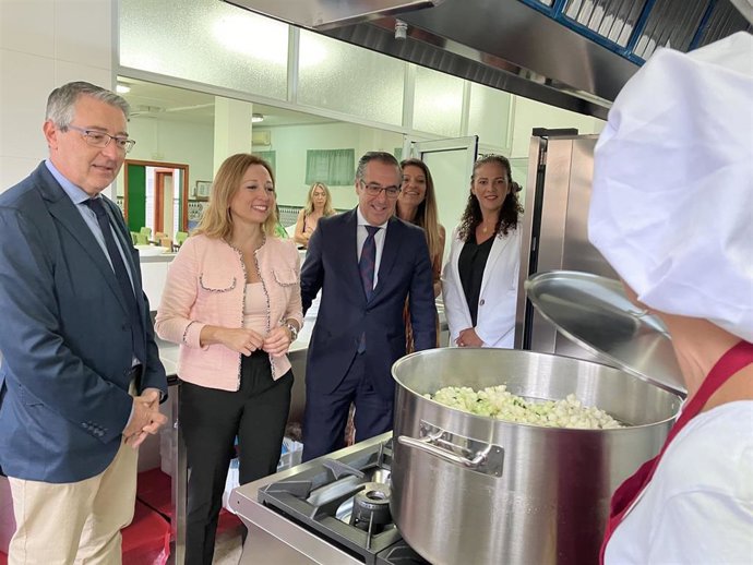 La delegada del Gobierno andaluz en Málaga, Patricia Navarro,  junto al delegado territorial de Desarrollo Educativo, Miguel Briones, y al alcalde de Rincón de la Victoria, Francis Salado, han visitado las cocinas del CEIP Manuel Laza Palacio.