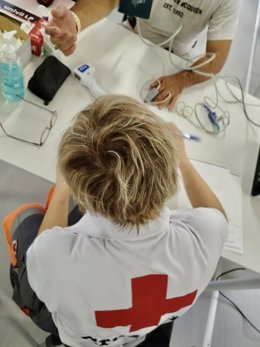 Personal de Cruz Roja atendiendo a personas llegadas en patera a Alicante.