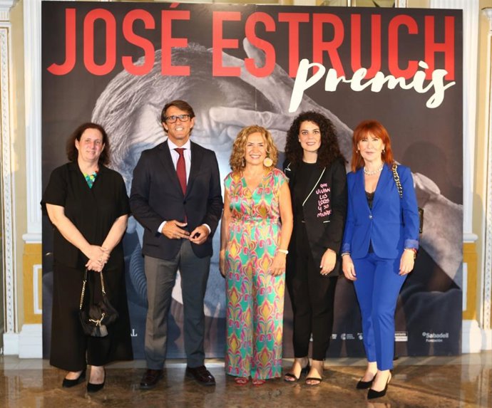La edil de Cultura del Ayuntamiento de Alicante, Cristina Cutanda y el diputado del área, Juan de Dios Navarro, en la VII Gala José Estruch celebrada en el Teatro Principal.