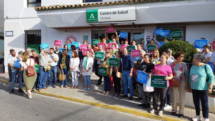 La parlamentaria de IU y portavoz de Por Andalucía, Inma Nieto, participa en la concentración de la plataforma Asistencia Pediátrica Digna de Ubrique