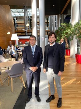 El líder de Ciudadanos en Bruselas, Adrián Vázquez, se reúne con el embajador de Israel ante la UE, Haim Regev.