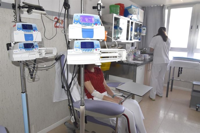 Archivo - Una menor recibe atención en la Unidad de Tratamiento Ambulatorio (UTA). (Foto de archivo).