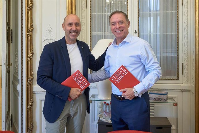 Manuel De la Cruz, director territorial en Andalucía, y Javier Menéndez Álvarez, director general de Teatro de la Maestranza