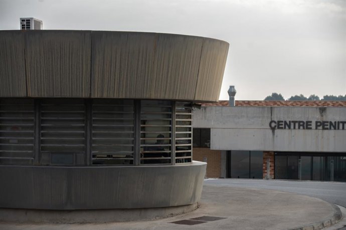 Archivo - Un treballador al centre penitenciari Brians II