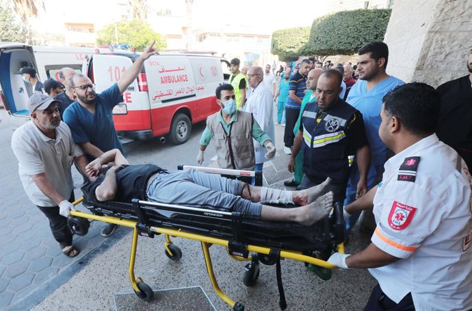 October 17, 2023, Dair El_Balah, Gaza Strip, Palestinian Territory: Palestinians wounded in Israeli airstrikes incloud children are brought to a hospital in Deir al-Balah, south of the Gaza Strip, on Oct. 17, 2023