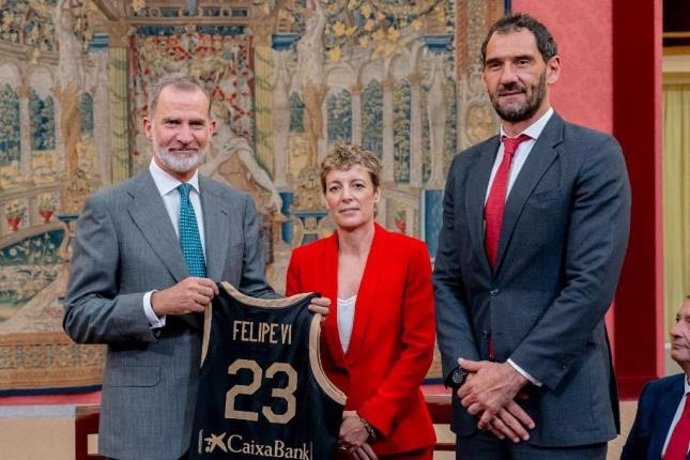 El Rey Felipe VI recibe al Comité de Honor del Centenario de la FEB (en la imagen, junto a la presidenta de la FEB, Elisa Aguilar, y el presidente de FIBA Europa, Jorge Garbajosa)