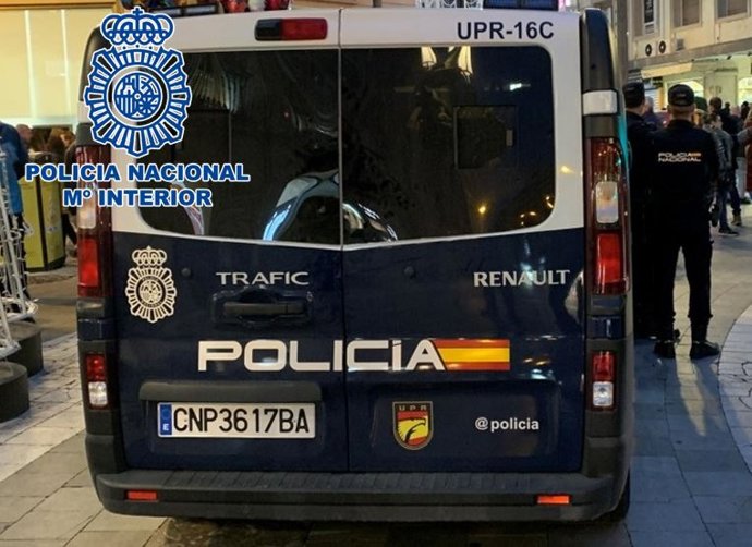 Agentes de la Policía Nacional en Granada.