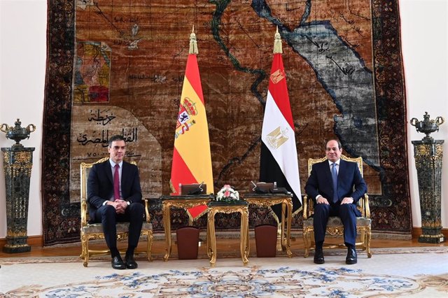 Archivo - El presidente del Gobierno, Pedro Sánchez, y el presidente de Egipto, Abdelfatá al Sisi