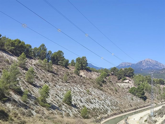 Fotografía de los elementos instalados en el tendido eléctrico del canal del postravase Tajo-Segura a su paso por Alhama de Murcia