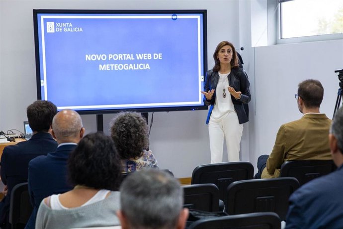 La vicepresidenta segunda y conselleira de Medio Ambiente, Territorio e Vivenda, Ángeles Vázquez, presentar la nueva página web de MeteoGalicia.