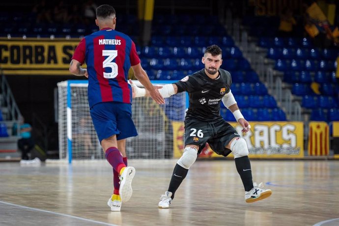 El jugador del Bara Matheus celebra una acción con el portero blaugrana Miquel Feixas